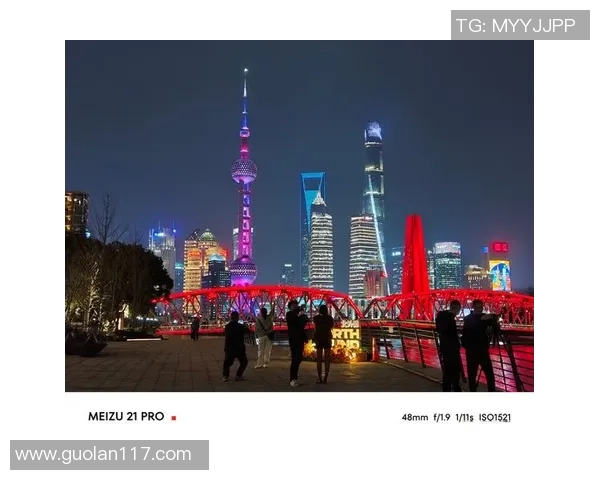 足球巨星凝望上海夜景 彰显城市魅力与球场风采